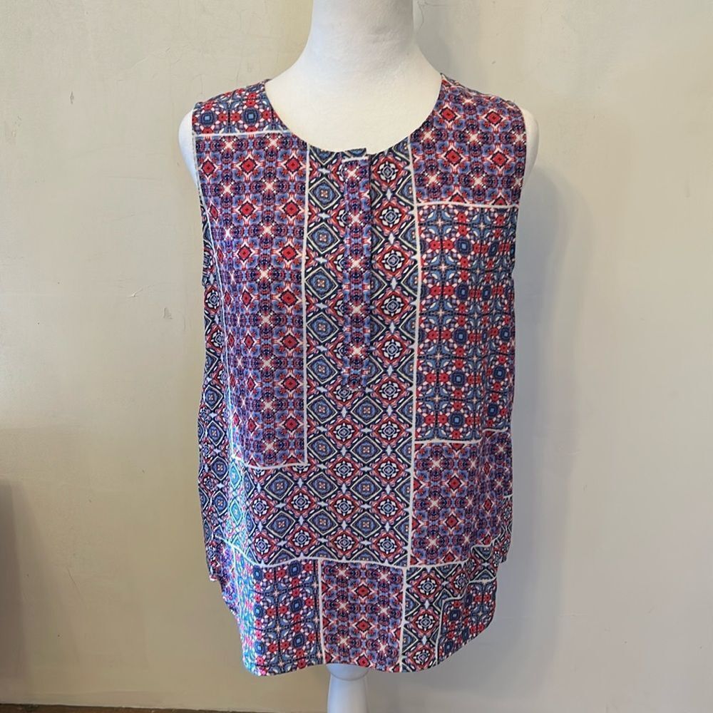 3/$30 Violet + Claire red blue patterned sleeveless blouse Size M EUC